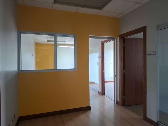 Alquilo oficina 140m2 con divisiones, seguridad y parqueos. - Imagen 10