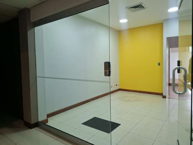 Alquilo oficina 140m2 con divisiones, seguridad y parqueos. - Imagen 3