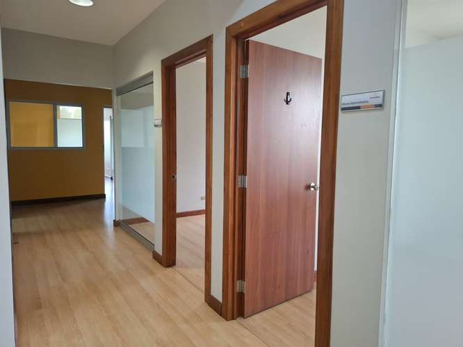 Alquilo oficina 140m2 con divisiones, seguridad y parqueos. - Imagen 2