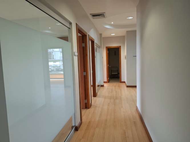 Alquilo oficina 140m2 con divisiones, seguridad y parqueos. - Imagen 6
