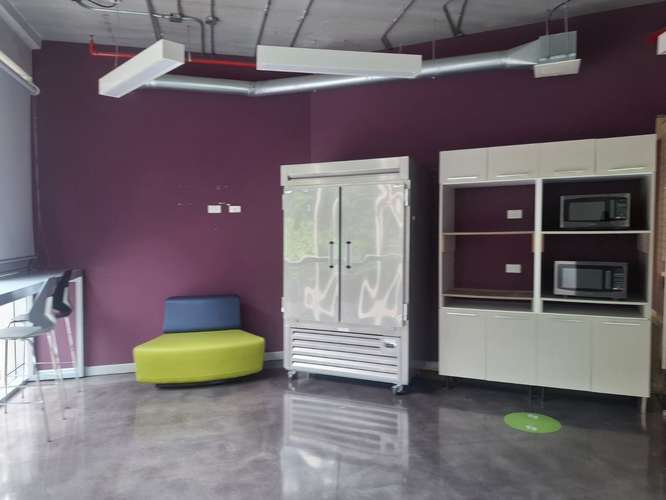 Alquilo oficina 1.000m2 con divisiones, seguridad y parqueos en Lindora de Santa Ana. - Imagen 7
