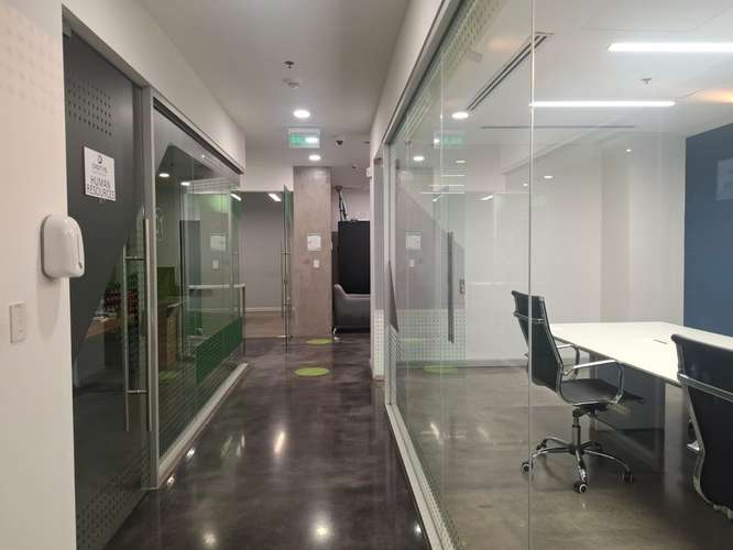 Alquilo oficina 1.000m2 con divisiones, seguridad y parqueos en Lindora de Santa Ana. - Imagen 12