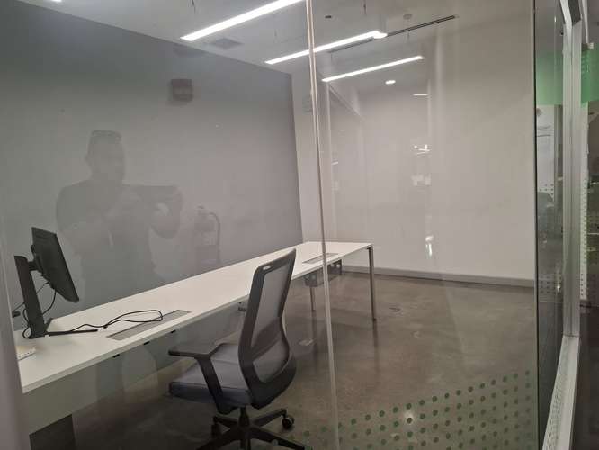Alquilo oficina 1.000m2 con divisiones, seguridad y parqueos en Lindora de Santa Ana. - Imagen 13