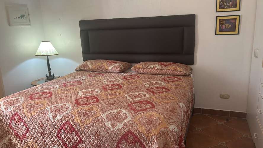 Apartamento amoblado en alquiler, Alto de Las Palomas, con terraza y jardín