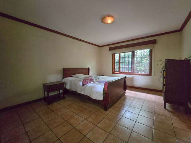 PROPIEDAD DE 3 CASAS DE UNA SOLA PLANTA CON 2.742 M2 DE LOTE EN SANTA ANA PIEDADES - Imagen 4