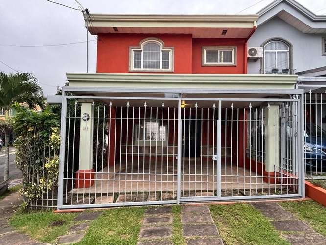 Se alquila casa independiente en Ciudad Colón.