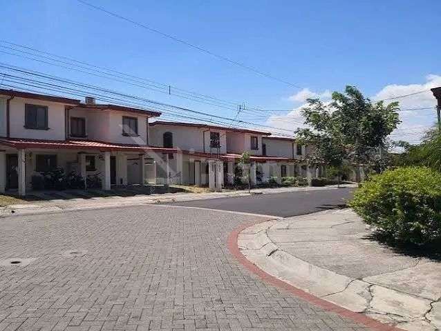 Venta de casa esquinera en condominio en zona Franca El Coyol 
