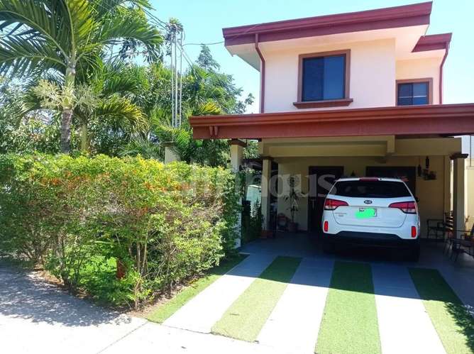 Venta de casa esquinera en condominio en zona Franca El Coyol 