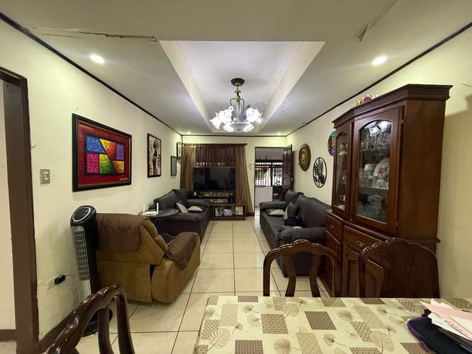 Se vende casa amplia en San Rafael Abajo de Desamparados. 