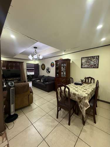 Se vende casa amplia en San Rafael Abajo de Desamparados. 