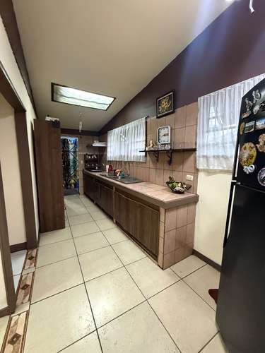 Se vende casa amplia en San Rafael Abajo de Desamparados. 