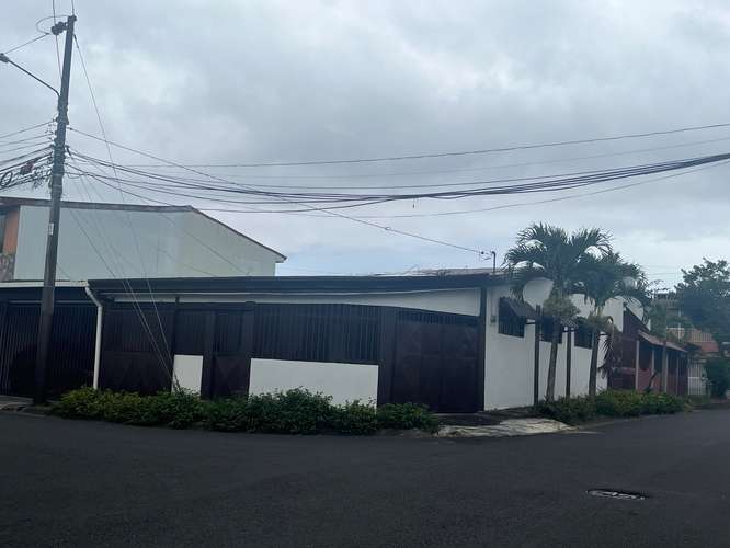 Se vende casa amplia en San Rafael Abajo de Desamparados. 