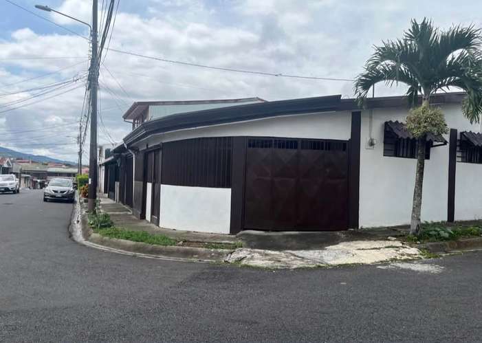 Se vende casa amplia en San Rafael Abajo de Desamparados. 