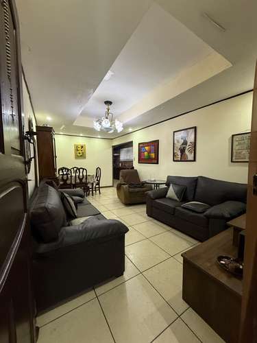 Se vende casa amplia en San Rafael Abajo de Desamparados. 
