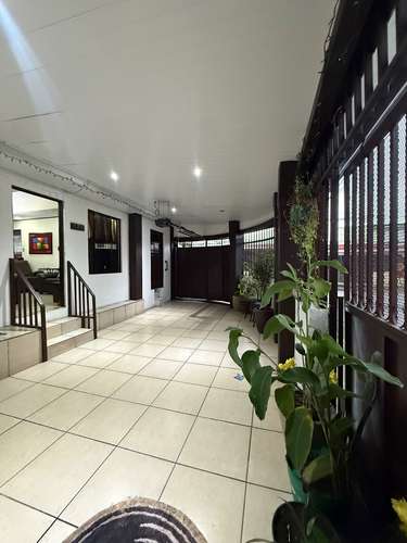 Se vende casa amplia en San Rafael Abajo de Desamparados. 