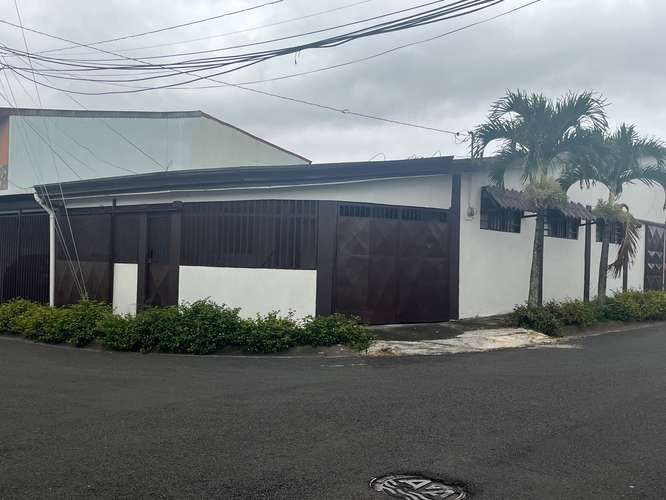 Se vende casa amplia en San Rafael Abajo de Desamparados. 