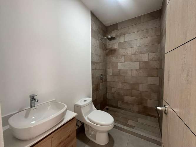 Alquiler de apartamento en primera planta con jardín  - Imagen 5
