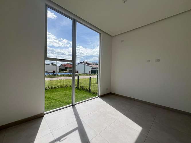Alquiler de apartamento en primera planta con jardín  - Imagen 8