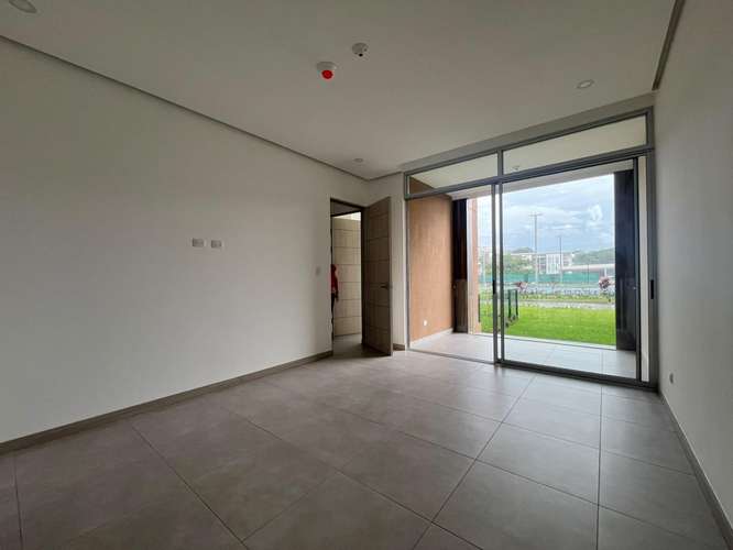 Alquiler de apartamento en primera planta con jardín  - Imagen 3