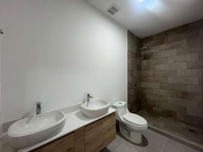Alquiler de apartamento en primera planta con jardín  - Imagen 7