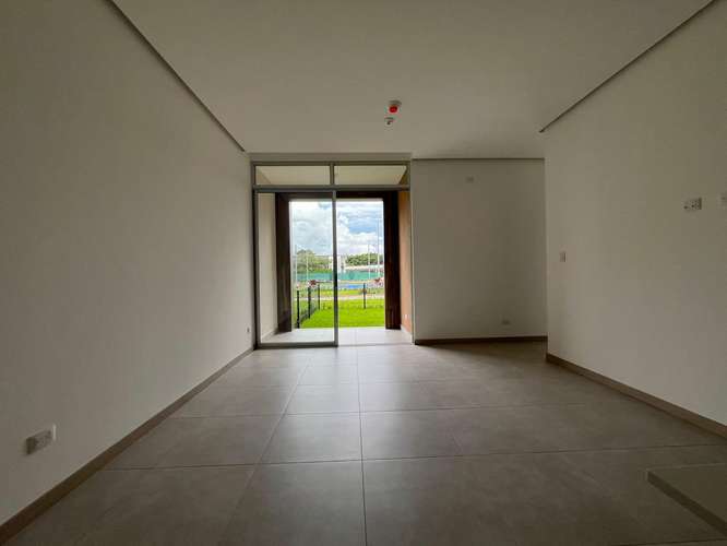 Alquiler de apartamento en primera planta con jardín  - Imagen 2