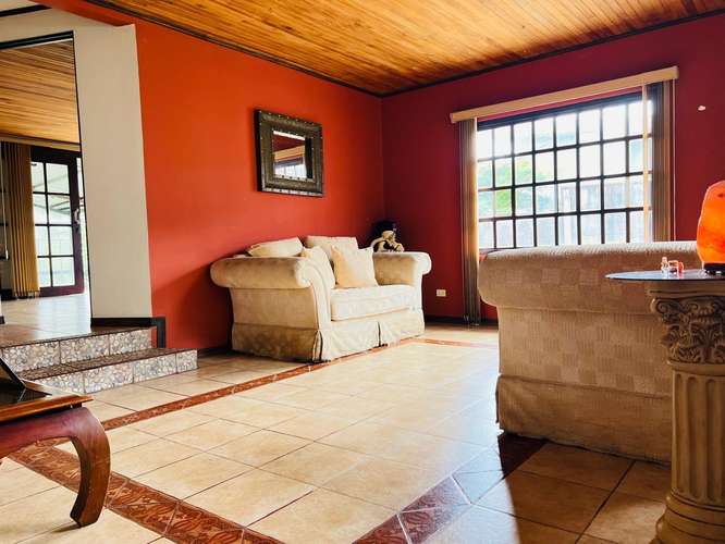 Casa en Venta, 4 habitaciones, con rancho BBQ y jardín en Santo Domingo – ¡Tu refugio natural en Heredia! 571 mts2 lote - Imagen 5
