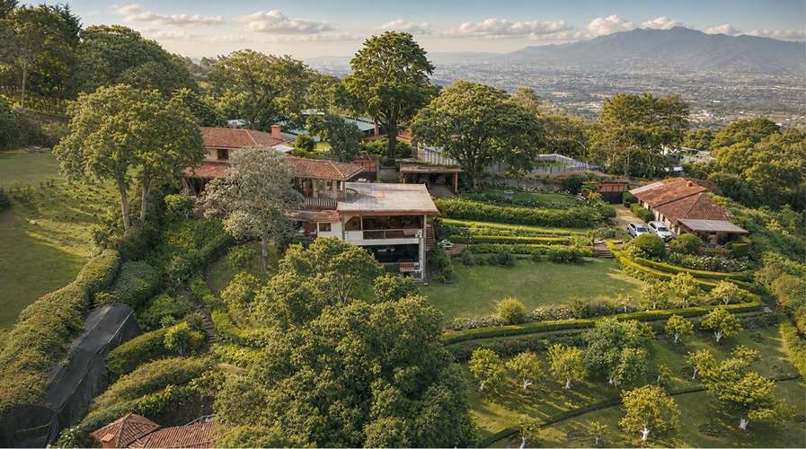 Venta: Finca de Montaña con Lujosa Casa, Sta. Bárbara Heredia (PA)