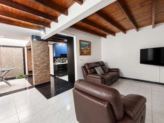 SE RENTA HERMOSO APARTAMENTO MUEBLADO POR 1.100 USD AL MES - Imagen 1