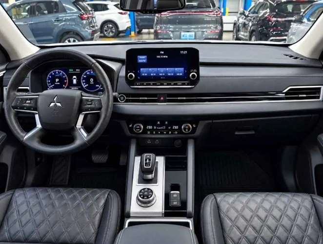 Mitsubishi OUTLANDER 2023
