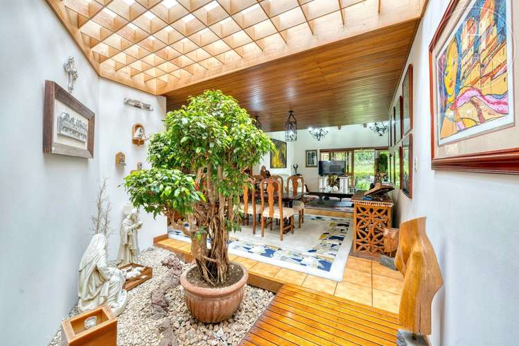 Se Vende Amplia Casa de Estilo Colonial en Residencial Maruz, San Rafael de Montes de Oca 4 Habitaciones NJA1445SB - Imagen 6