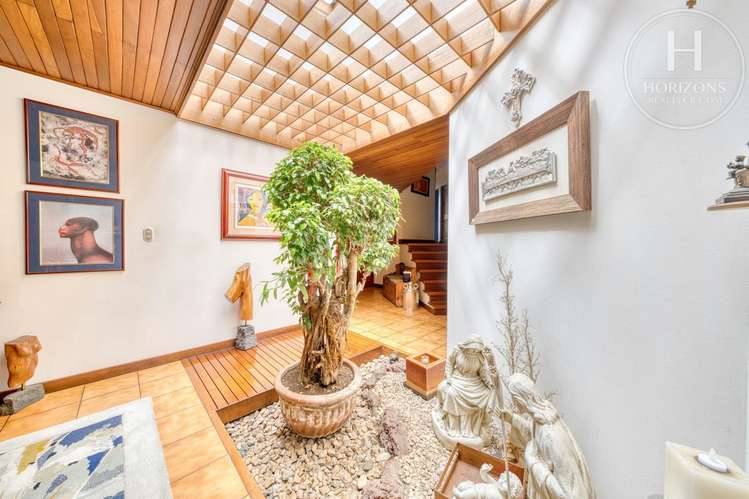 Se Vende Amplia Casa de Estilo Colonial en Residencial Maruz, San Rafael de Montes de Oca 4 Habitaciones NJA1445SB - Imagen 5