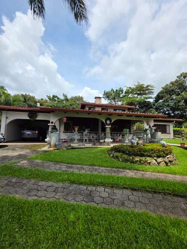 A la venta Espectacular Casa diseño Contemporáneo en La Garita de Alajuela