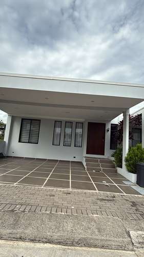 Casa espaciosa a estrenar en Condominio Hacienda El Coyol, Alajuela, con seguridad 24/7 y vista a las montañas