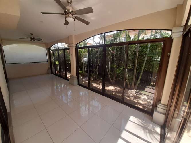 Lujosa casa de 4 dormitorios en condominio exclusivo de Pozos, Santa Ana #268
