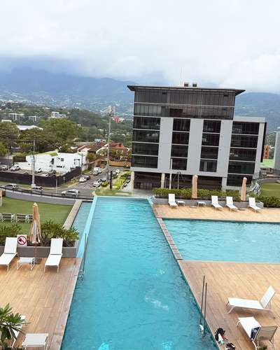 Alquiler de Apartamento Amueblado en Escazú Village | 2 Habitaciones, Balcón y Piscina