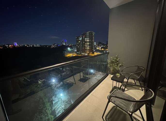 Apartamento amueblado en Nucleo Sabana: lujo y comodidad con balcón, piscina y gimnasio. - Imagen 5
