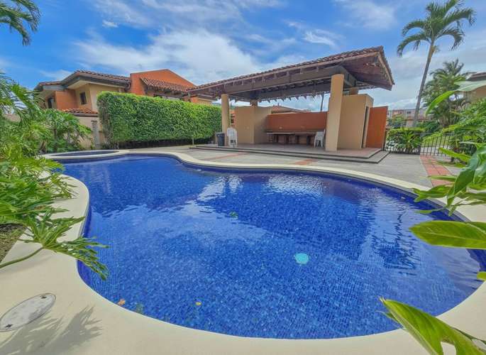 Trejos Montealegre x Avenida Escazú! Condo de 320 m2 con amplio jardín