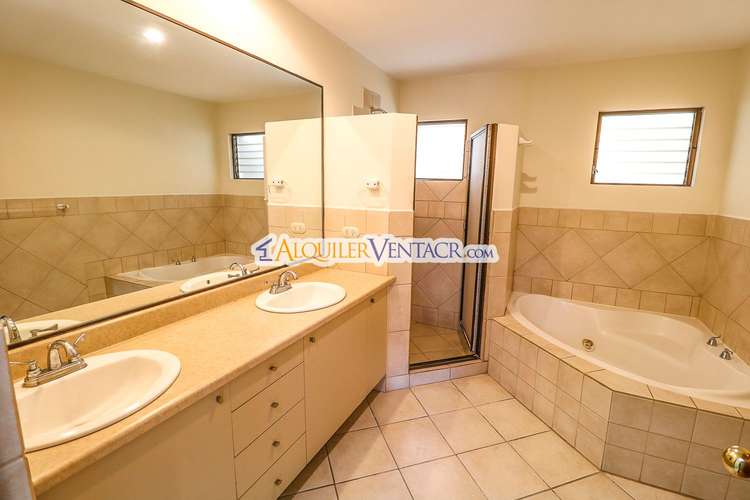 Trejos Montealegre x Avenida Escazú! Condo de 320 m2 con amplio jardín - Imagen 20
