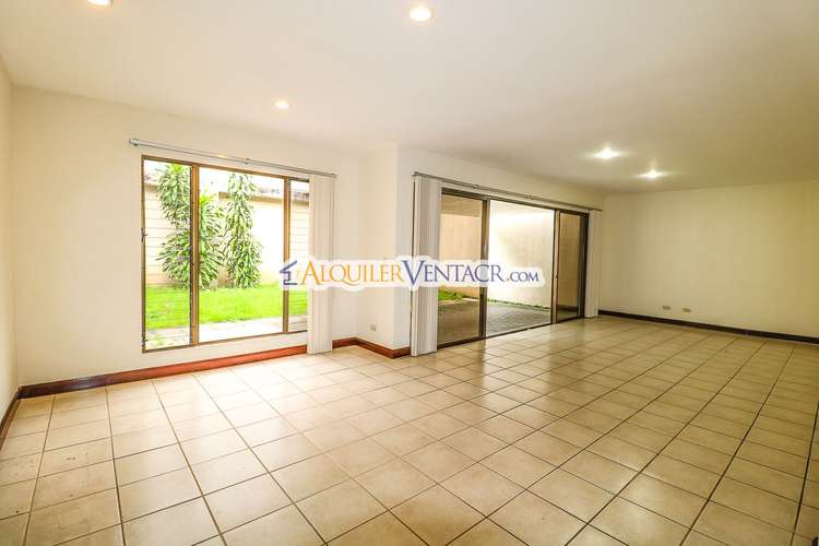 Trejos Montealegre x Avenida Escazú! Condo de 320 m2 con amplio jardín - Imagen 6