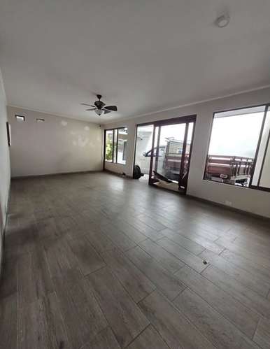 Amplia casa de 5 dormitorios en Rohrmoser con terraza y 5 estacionamientos - Imagen 2