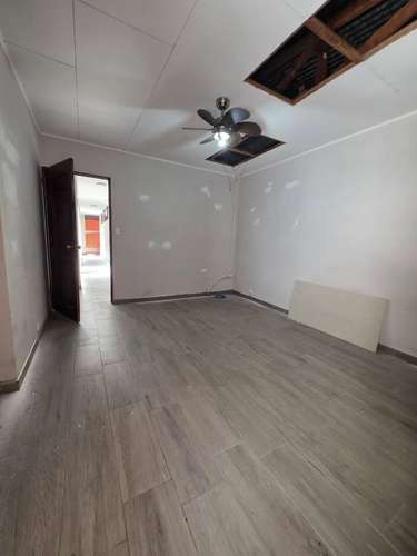 Amplia casa de 5 dormitorios en Rohrmoser con terraza y 5 estacionamientos - Imagen 9