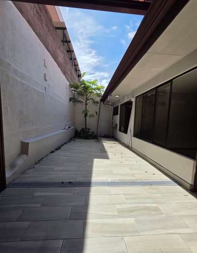 Amplia casa de 5 dormitorios en Rohrmoser con terraza y 5 estacionamientos - Imagen 14