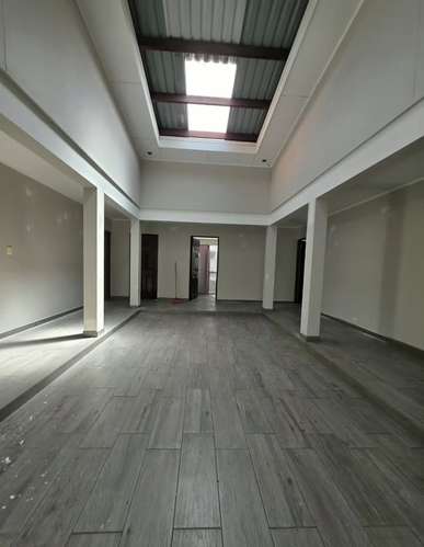 Amplia casa de 5 dormitorios en Rohrmoser con terraza y 5 estacionamientos - Imagen 3