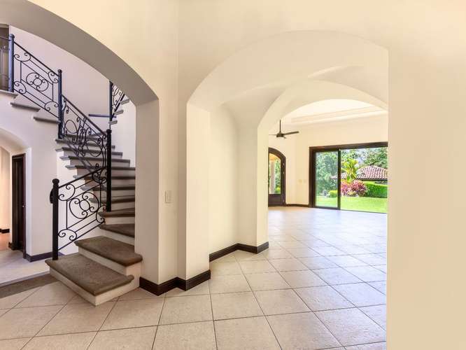 Venta de casa de lujo en Valle del Sol, Santa Ana - Imagen 2