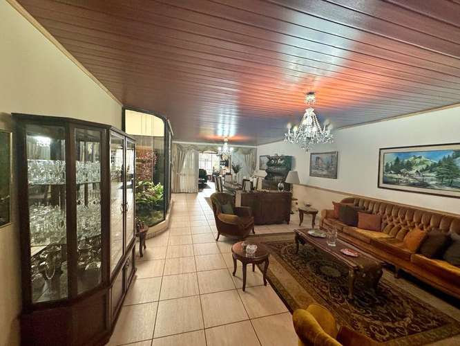 Casa de una planta con jardín y 4 estacionamientos en Guayabos, Curridabat, San José - Imagen 2