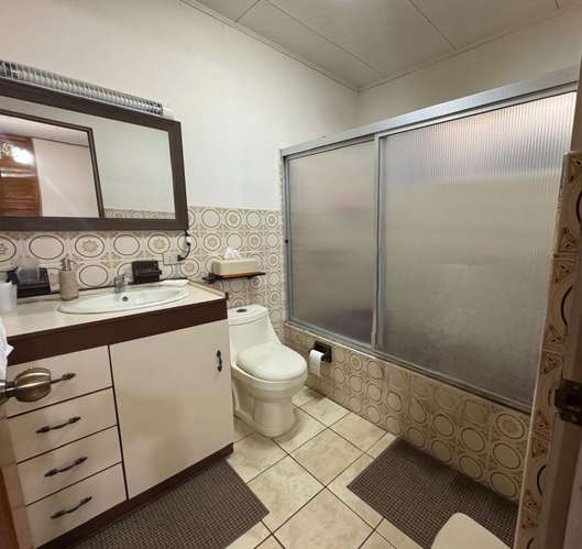 Casa de una planta con jardín y 4 estacionamientos en Guayabos, Curridabat, San José - Imagen 14