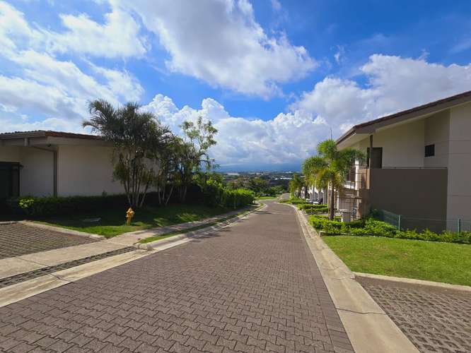 CASA EN ALQUILER EN GUACHIPELIN DE ESCAZU 