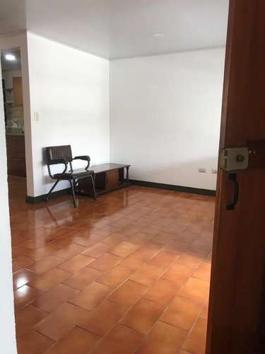 Se alquila casa en el centro de Moravia  - Imagen 3