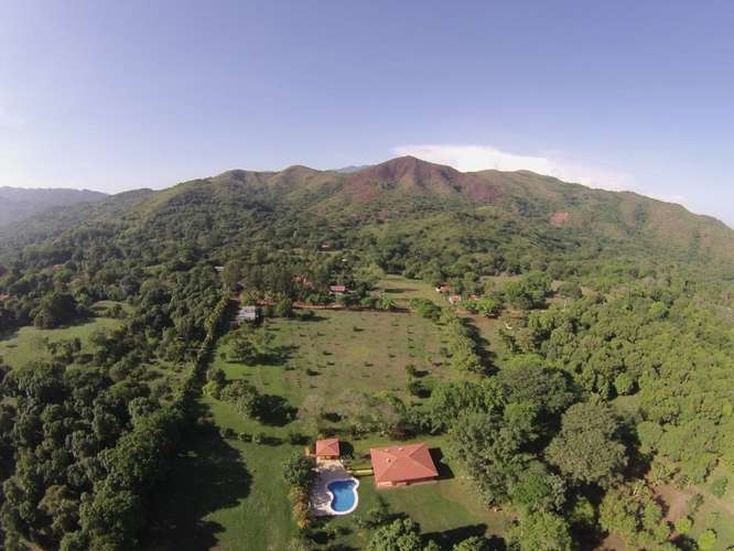 Venta de finca en Turrubares – Producción Agrícola, Casas y Piscina - Imagen 3