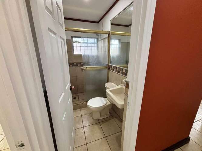 Alquiler y venta de casa independiente en RECIDENCIAL en ciudad Colón  - Imagen 13